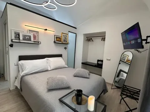 NapArt Suites - Triple Room Naples